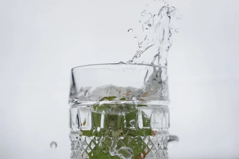 Nahaufnahme eines kristallklaren Longdrinkglases, das die feine Glasstruktur und das Lichtspiel zeigt.