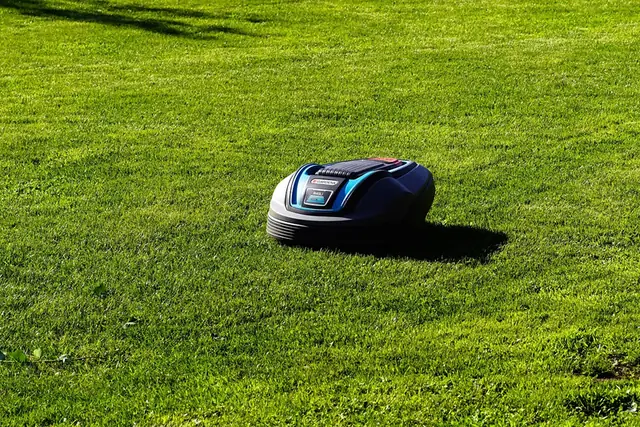 Moderner kabelloser Mähroboter ohne Begrenzungskabel, als reines Produktfoto auf weißem Grund.