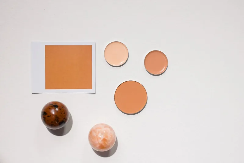 Nahaufnahme der cremigen Textur eines Make up Covers auf hellem Grund, professionelles Ergebnis.