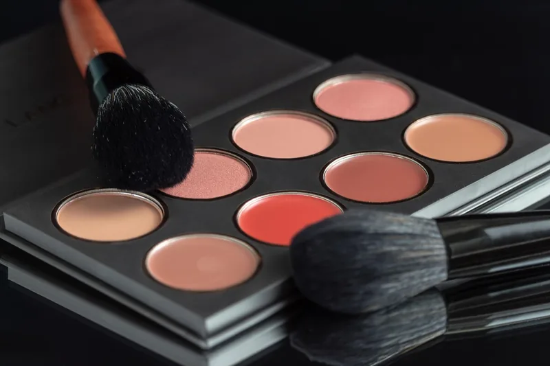 Porträtaufnahme mit makellosem Hautbild und natürlicher Ausstrahlung, ideale Auswahl an Make-up-Covern.