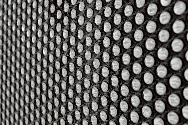 Nahaufnahme des Filtersystems eines Industriestaubsaugers, das die Staubfiltration zeigt.