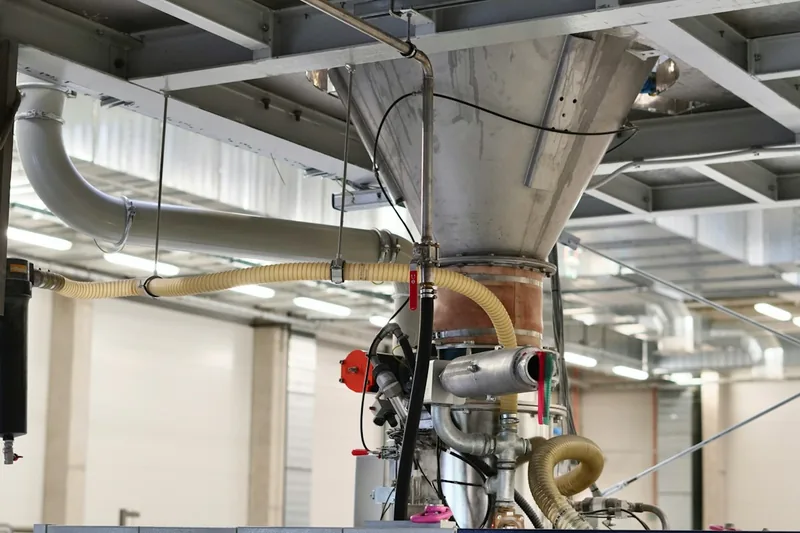 Eine aufgeräumte Werkstatt nach dem Einsatz eines leistungsstarken Industriesaugers.