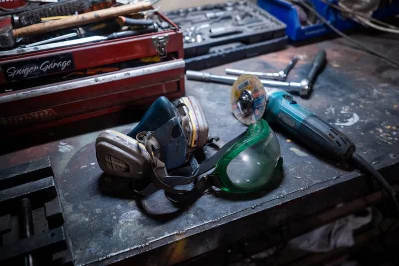 Eine aufgeräumte Werkstattszene mit verschiedenen Werkzeugen und sauber geschliffenen Materialien nach der Arbeit.