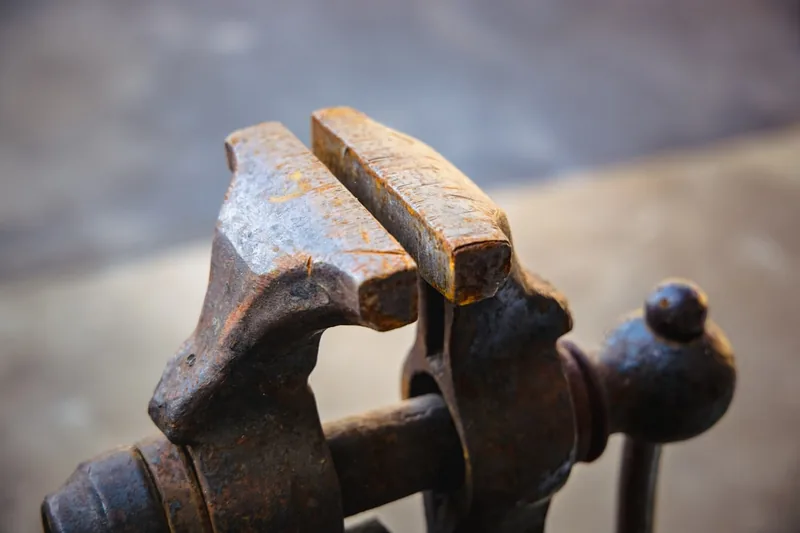 Nahaufnahme der präzisen Spannbacken und der Mechanik eines Maschinenschraubstocks aus Gusseisen.