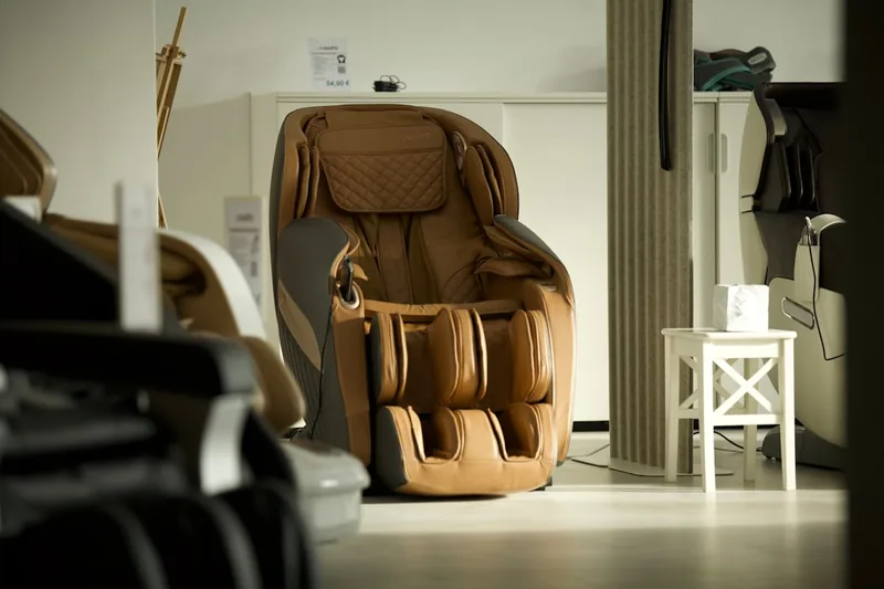 Eleganter Massagesessel mit Heizfunktion im Fokus, leer stehend und bereit zur Entspannung.