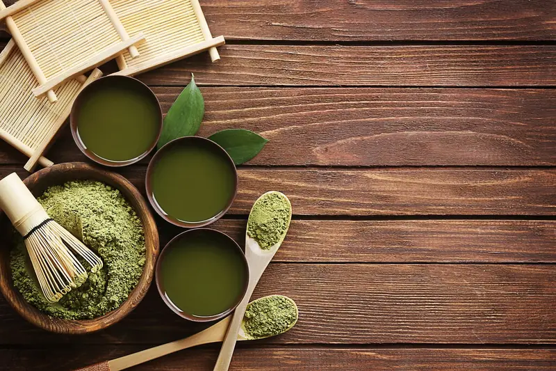 Hochwertiges Matcha-Teepulver in einer stilvollen Dose, bereit für den Genuss und die Erkundung verschiedener Variationen.