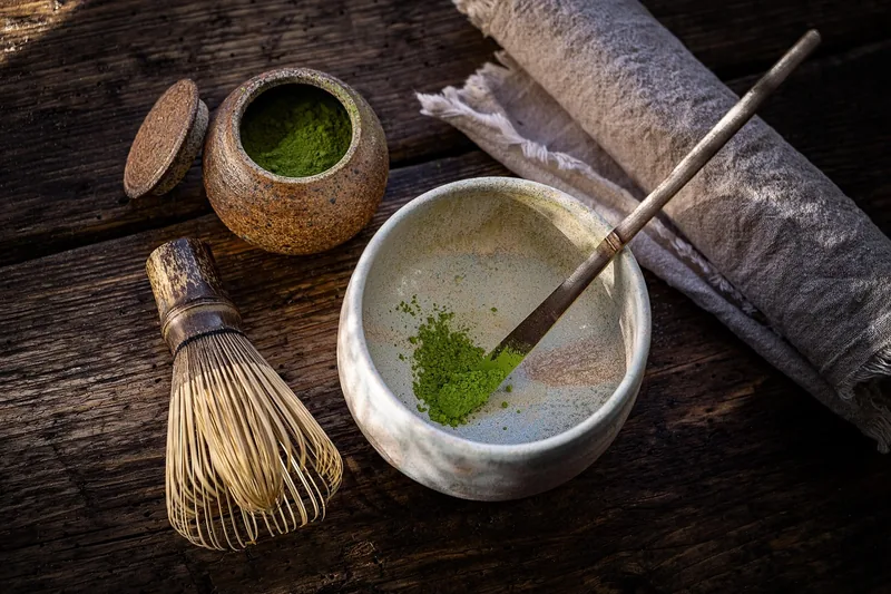 Detailaufnahme des feinen, leuchtend grünen Matcha-Teepulvers, das seine hochwertige Qualität und Textur offenbart.