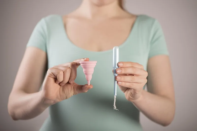 Eine einzelne Menstruationstasse aus medizinischem Silikon, makellos und bereit für den Einsatz.
