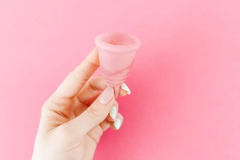 Nahaufnahme der geschmeidigen Oberfläche einer Menstruationstasse, die das weiche Silikonmaterial zeigt.