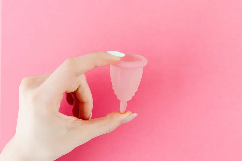 Ein helles Badezimmerambiente, das Frische und Nachhaltigkeit von Hygieneprodukten symbolisiert.