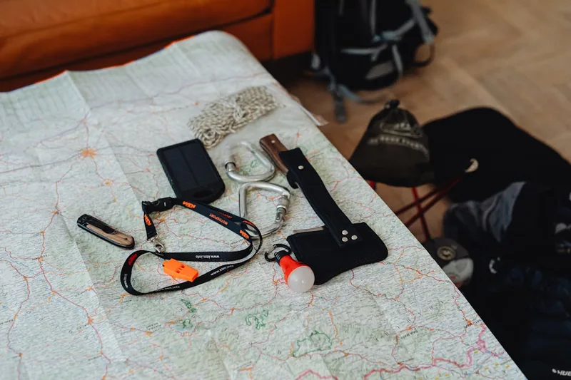 Ein gut gepackter Reise-Rucksack mit einem Mikrofaser-Handtuch, bereit für das nächste Abenteuer.