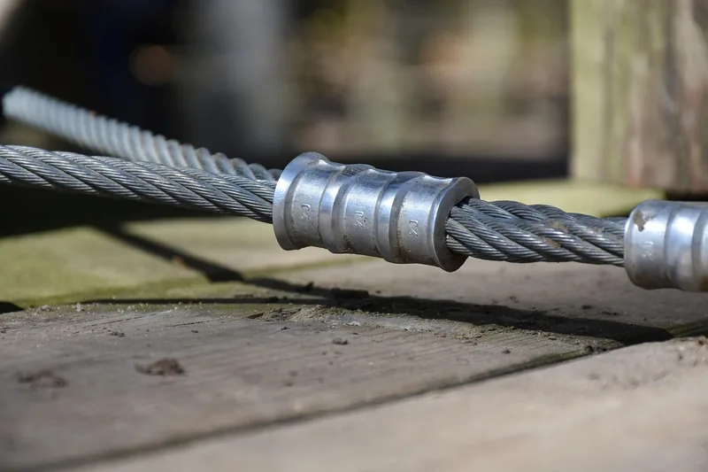 Detailaufnahme der robusten Metalloberfläche und Schweißnähte einer Mikrowellenhalterung, Nahansicht.