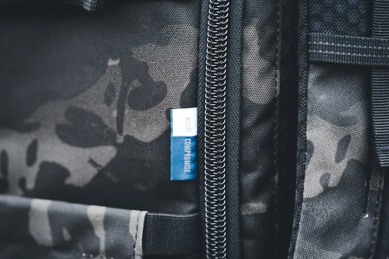 Nahaufnahme eines robusten Militär-Rucksack-Stoffs, Details der Schnallen, Reißverschlüsse und Nähte.