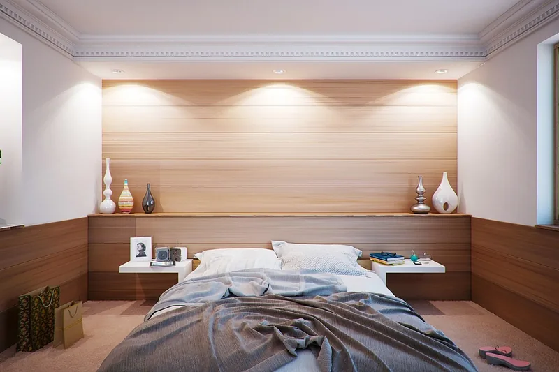 Entspannte und kühle Atmosphäre in einem modernen Schlafzimmer, symbolisiert den Nutzen der kleinen Elektronik.