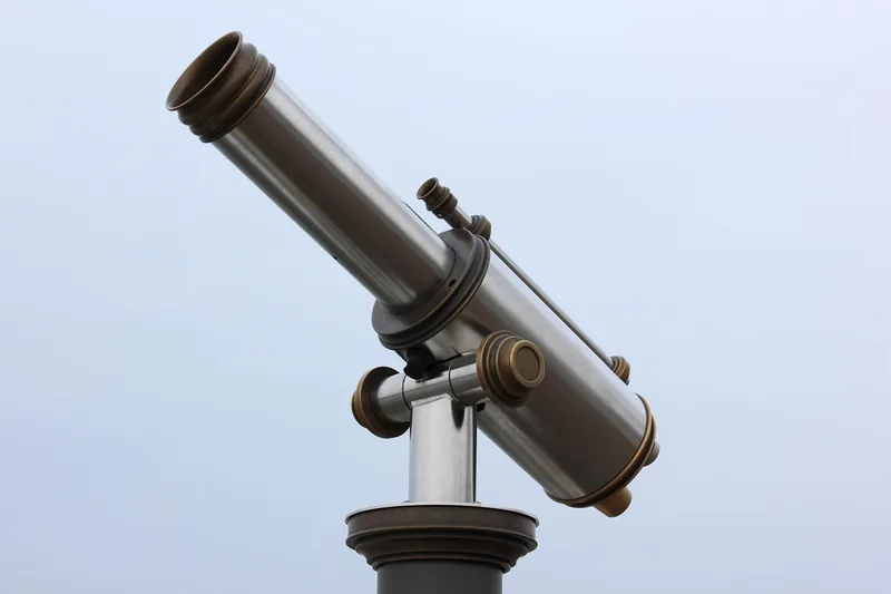 Nahaufnahme des Materials und der gummierten Oberfläche eines Monokulars.