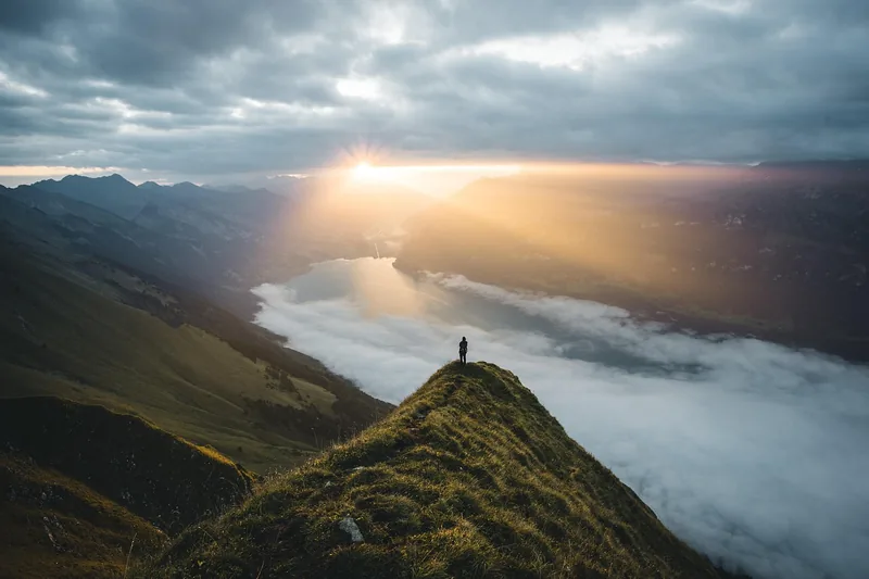 Weite Naturlandschaft mit Bergen und einem Himmel, bereit zur Beobachtung.