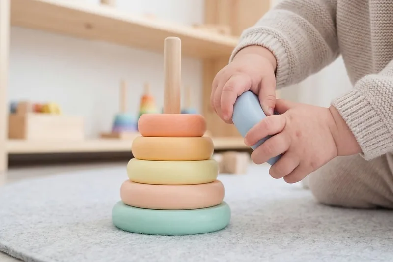 Ein hochwertiger Motorikwürfel als Babyprodukt, klar im Studio aufgenommen, fördert kindliche Entwicklung.