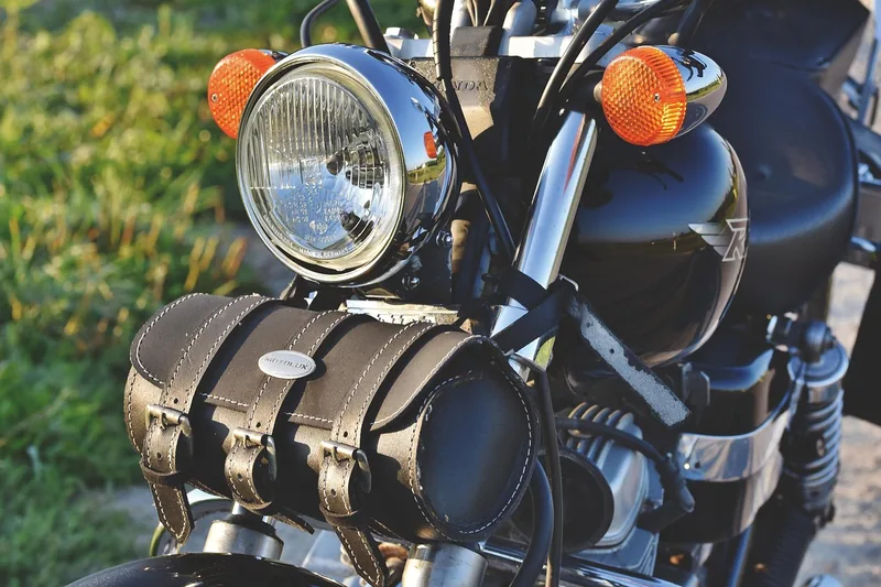 Hochwertige schwarze Motorrad-Beintasche, isoliert und klar im Vordergrund präsentiert.