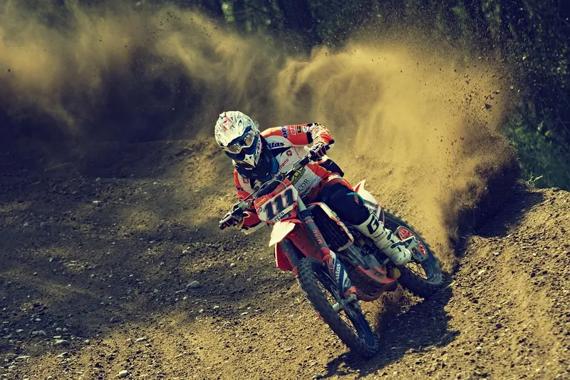 Ein Motorradfahrer zieht seinen Rückenprotektor an, um sich vor der Fahrt optimal zu schützen.