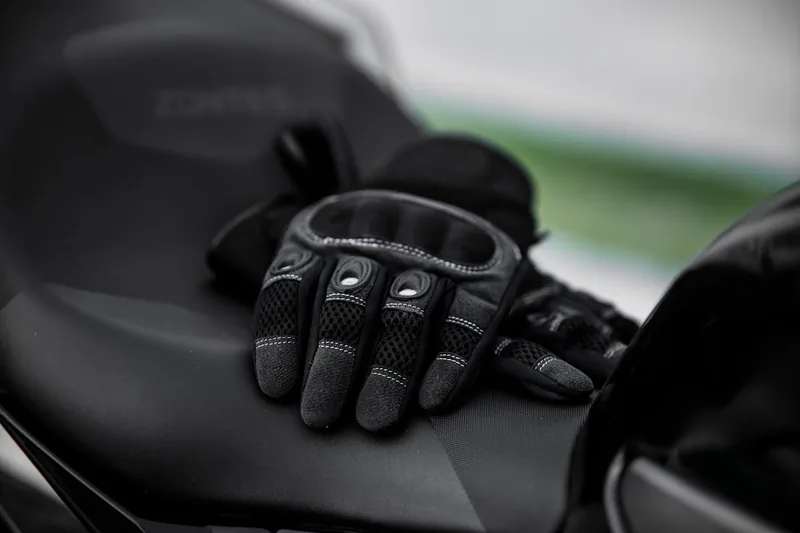 Ein Paar hochwertige Motorradhandschuhe, klar erkennbar, vor neutralem Hintergrund.