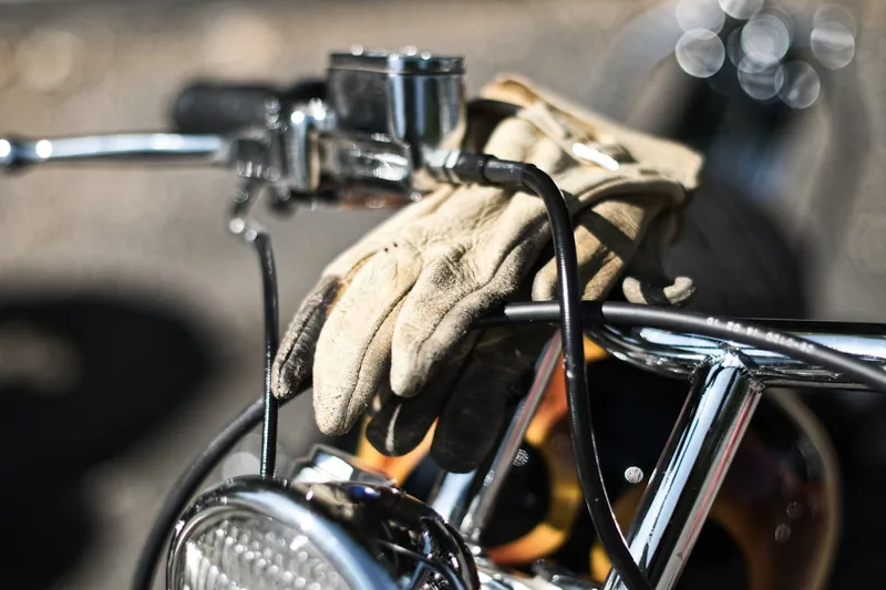 Nahaufnahme des atmungsaktiven Materials und der feinen Nähte eines modernen Motorradhandschuhs.