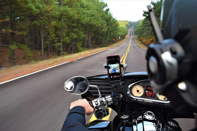 Ein Motorrad auf einer malerischen Straße in einer weiten Landschaft, bereit für eine Reise.