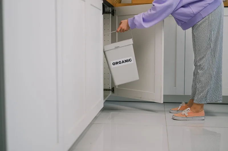 Ein moderner Mülltrenner mit mehreren Fächern, sauber und funktional in Szene gesetzt.