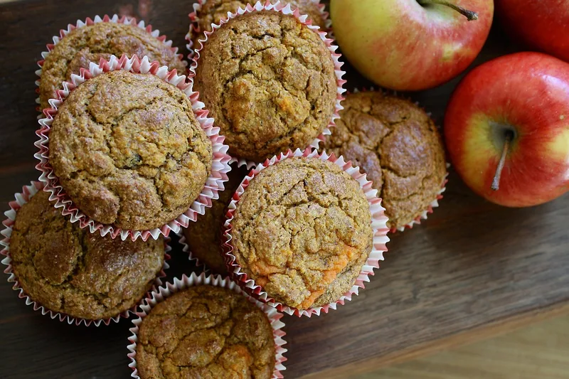Ansprechende Präsentation von duftenden, frisch gebackenen Muffins auf einem Küchentisch als Backergebnis.