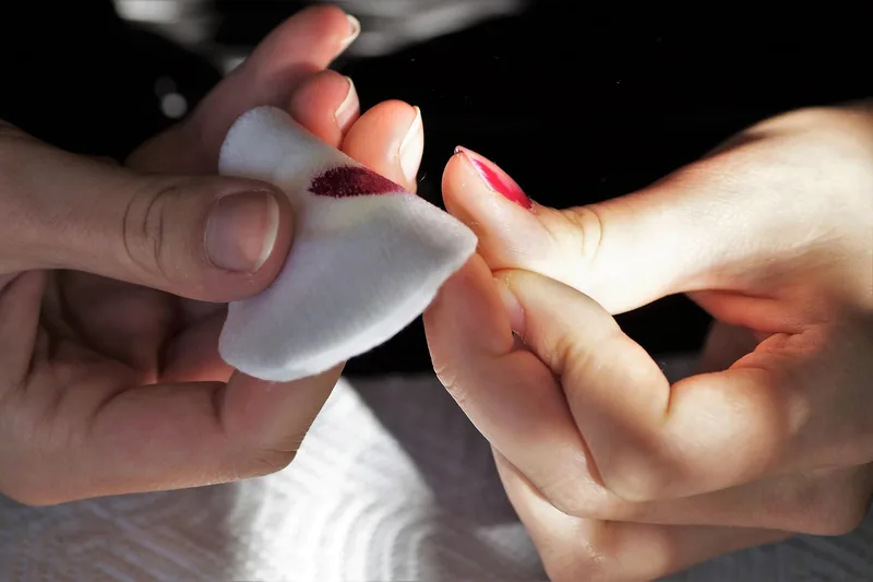 Nahaufnahme von Nagellackentferner-Pads: Die weiche Textur der Pads vor der Anwendung.