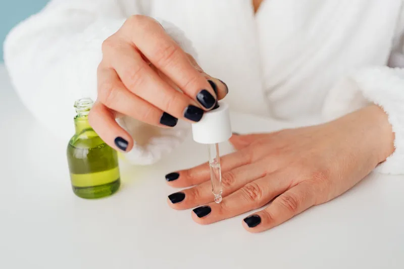 Nagelpilz-Behandlungsmittel in einer Produktflasche, klar erkennbar, isoliert vor neutralem Hintergrund.