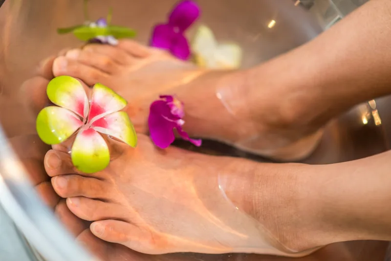 Gepflegte, gesunde Füße mit glatten und schönen Nägeln in einer entspannten Wellness-Umgebung.