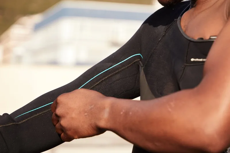 Detailansicht des Neoprenmaterials, Fokus auf Naht und Textur für Flexibilität und Wärme.