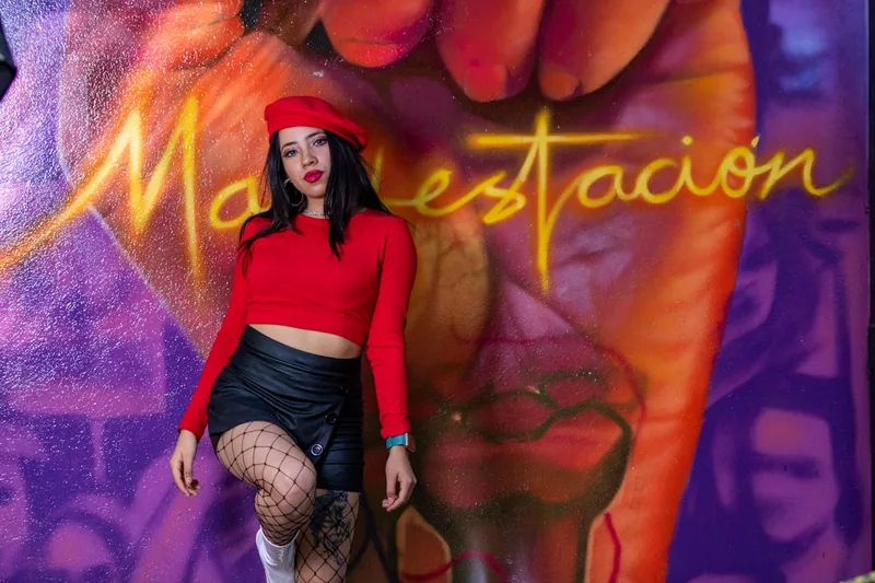 Komplettes modernes Mode-Outfit mit Netzstrümpfen, das einen urbanen und stilvollen Look zeigt.