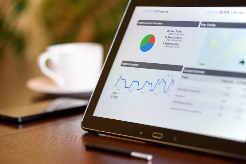 Klares Close-up der Benutzeroberfläche einer modernen E-Mail-Marketing-Software mit Dashboard-Ansicht auf einem Tablet.