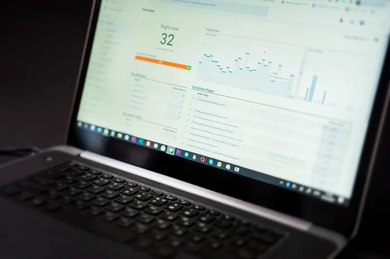 Detailansicht eines Graphen, der E-Mail-Öffnungsraten und Klickverhalten in einem Newsletter-Tool detailliert darstellt.