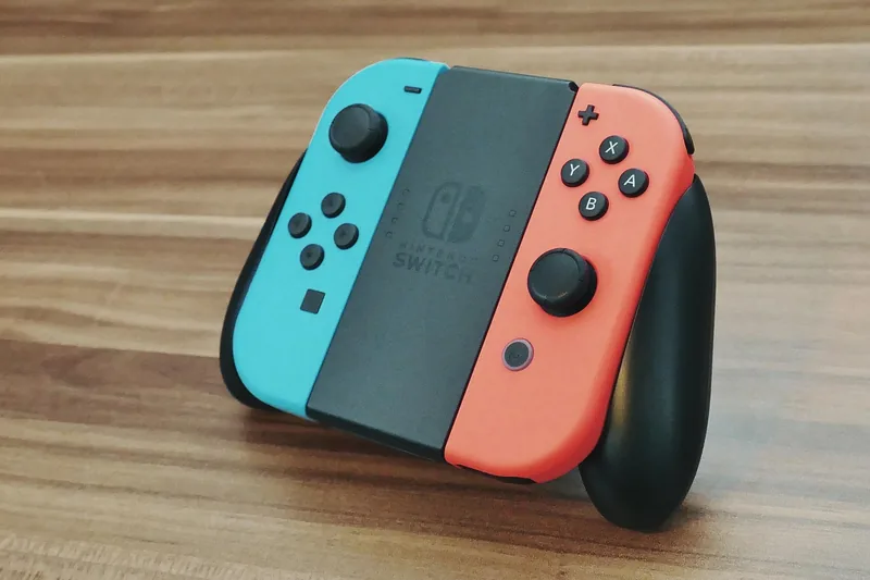 Ein Nintendo Switch Controller liegt entspannt auf einem Couchtisch in einer gemütlichen Gaming-Umgebung.