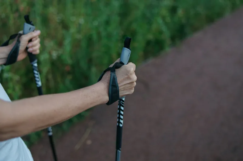 Ein Paar moderne Nordic Walking Stöcke, elegant präsentiert auf neutralem Hintergrund.