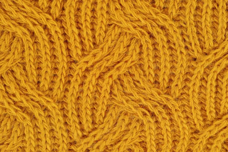 Nahaufnahme der feinen Strickstruktur und des warmen Wollmaterials einer Norweger-Socke, zeigt das Detail.