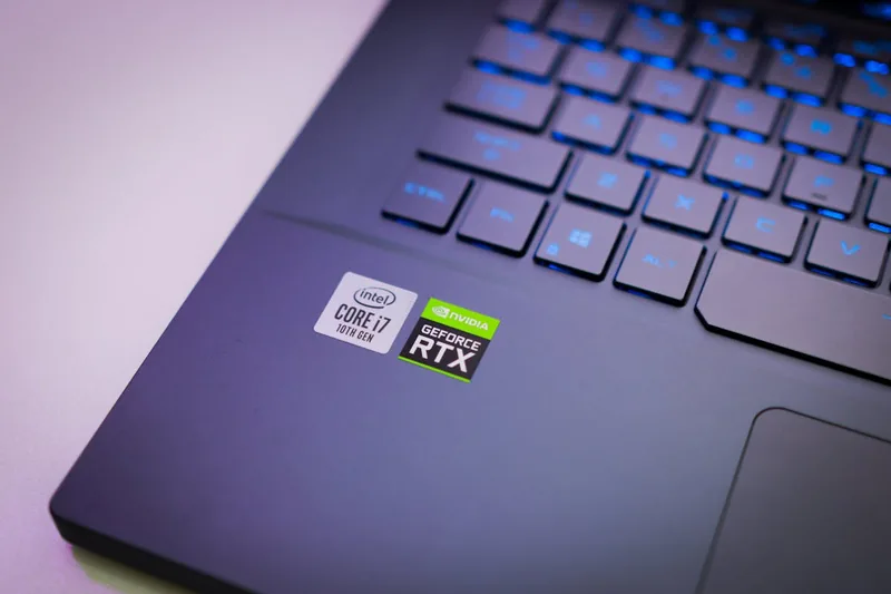 Ein elegantes Gaming Notebook von vorne, präsentiert seine leistungsstarke Technik und sein modernes Design.