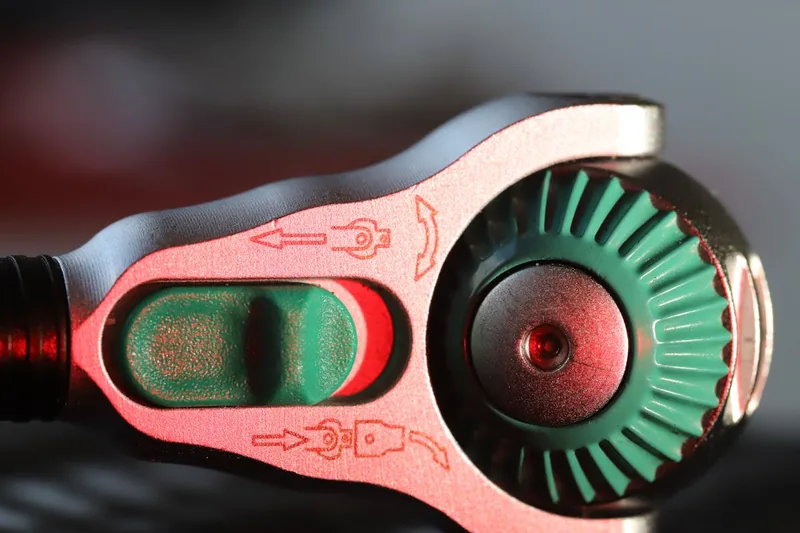 Detailaufnahme des präzisen Tiefeneinstellmechanismus einer Oberfräse mit deutlich sichtbarer Messskala.