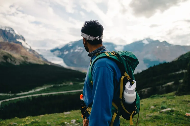 Eine gefüllte Wasserflasche mit sauberem, gefiltertem Wasser vor einer beeindruckenden Bergkulisse.