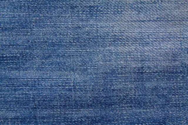 Detailaufnahme der strapazierfähigen Stofftextur eines Palettenkissens für den Außenbereich.