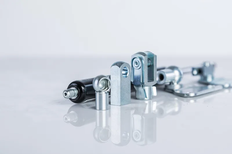 Hand eines Mechanikers, der eine Passfeder in eine Nute einbaut