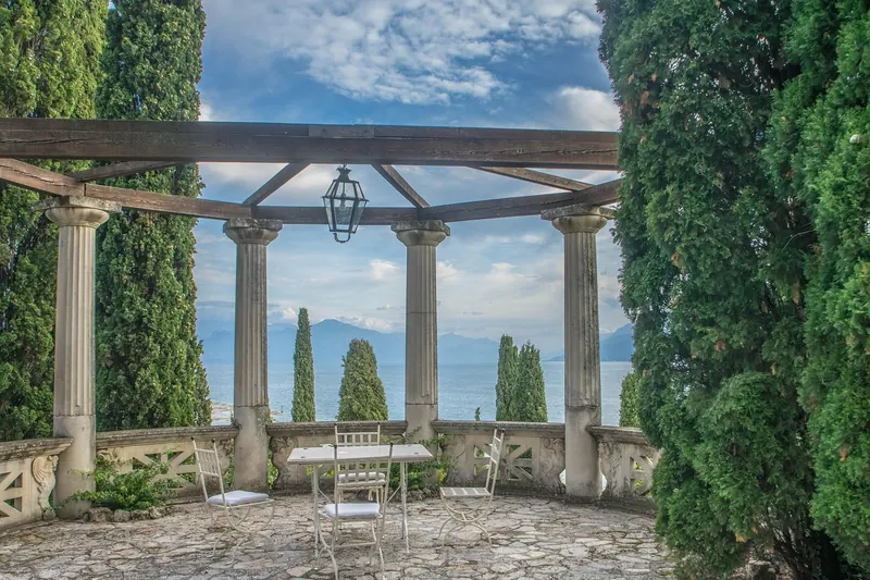 Eine einladende Gartenszene mit einem Pavillon 3x4 im Hintergrund, ideal für Entspannung und Feste in der Natur.