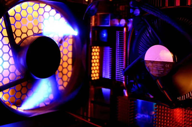 Nahaufnahme eines PC-Gehäuse-Frontpanels mit feinem Mesh für optimale Luftzirkulation.