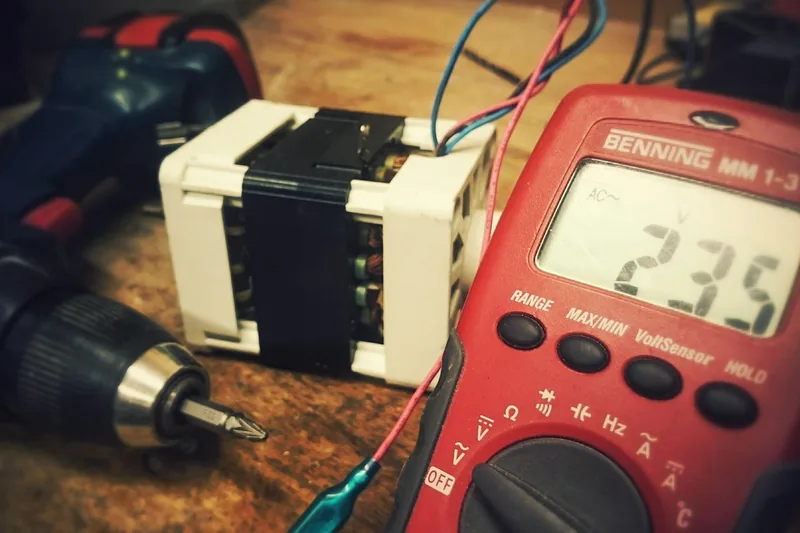 Ein modernes Digitalmultimeter im Vordergrund, bereit für präzise elektrische Messungen an Elektronik.