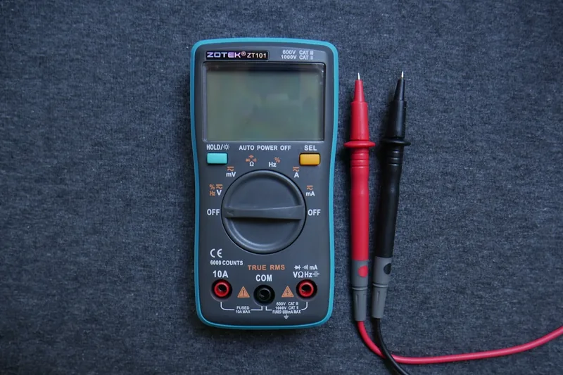 Detailaufnahme des Funktionswahlschalters und des Bildschirms eines Digitalmultimeters, zeigt hochwertige Verarbeitung.