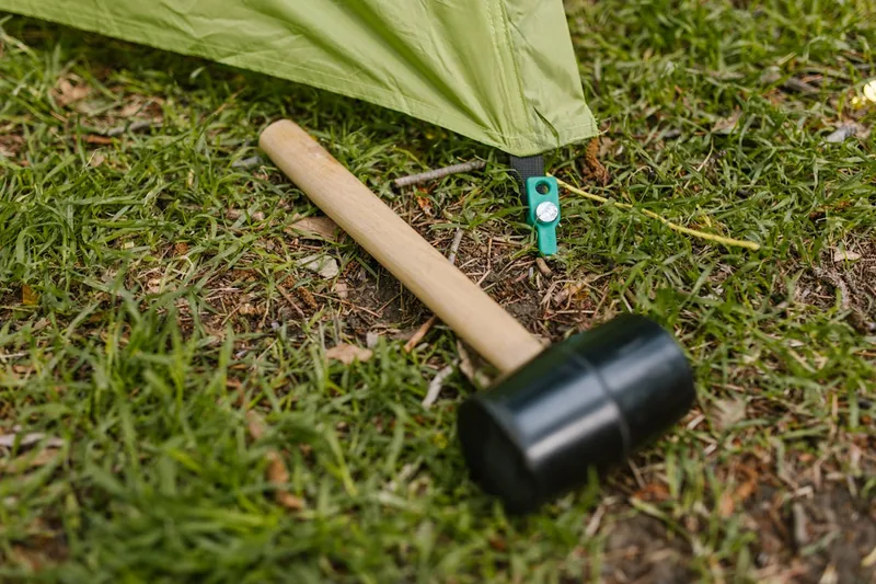 Detailaufnahme des Schlagkopfes eines Pflasterhammers, zeigt Material und Textur.