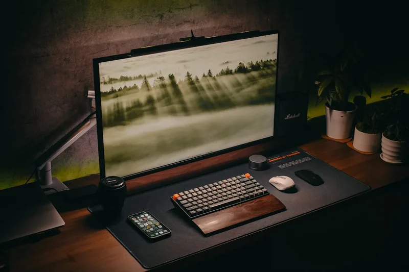 Nahaufnahme des Monitorstandfußes, der die robuste Verarbeitungsqualität und Ergonomie des Geräts betont.