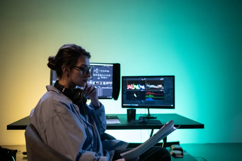 Eine Person arbeitet konzentriert am Monitor, ideal für kreative Aufgaben und verschiedene Nutzergruppen.